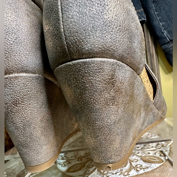 EUC Boutique by Corky’s “Sunburst” Metallic PeepToe Leather Wedge Bootie Size 10 - Picture 10 of 13